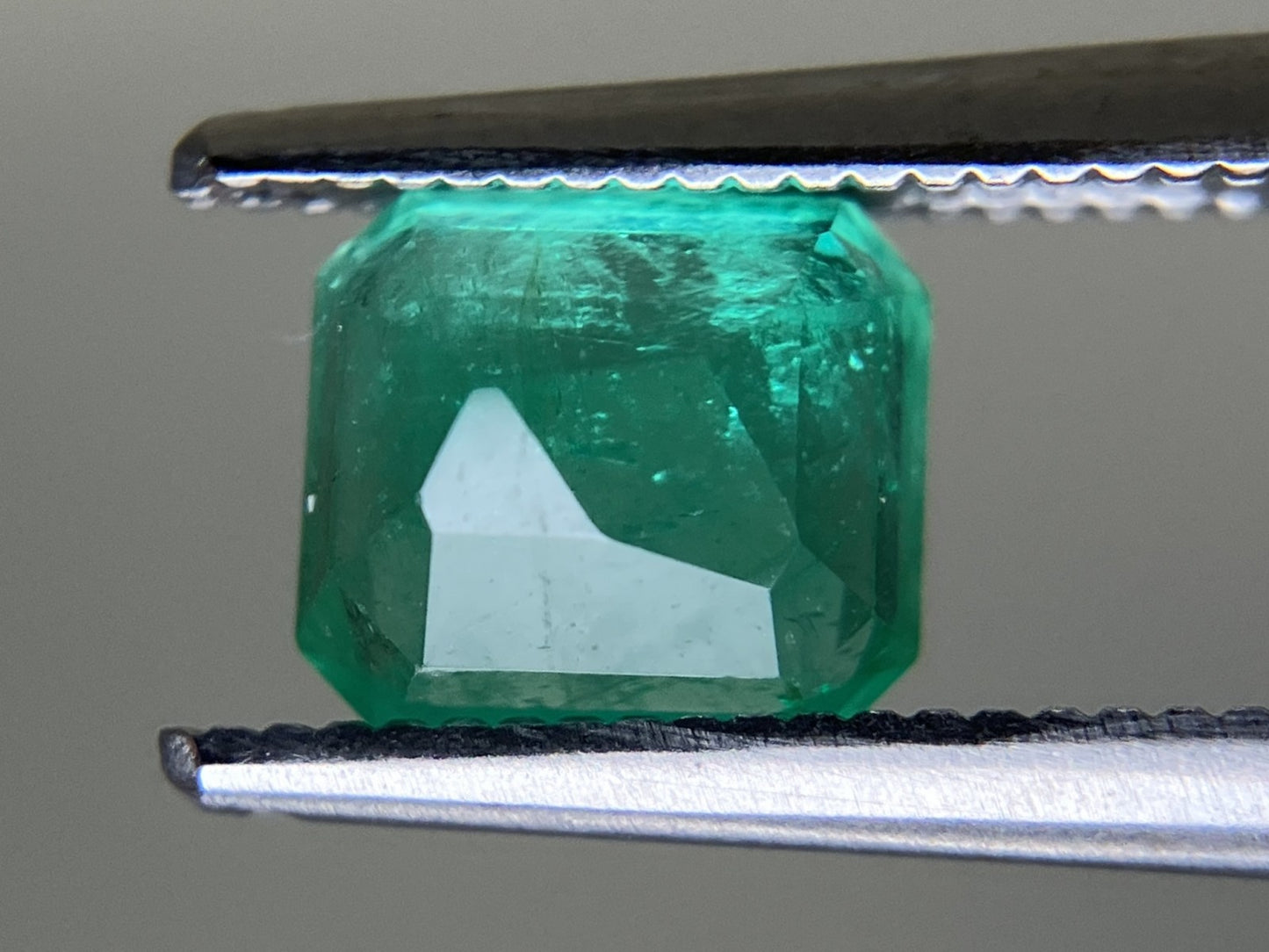 エメラルド 1.139ct 中央宝石ソーティング付き  6.48㎜×5.77㎜×3.98㎜  ルース（ 裸石 ） 4105YY