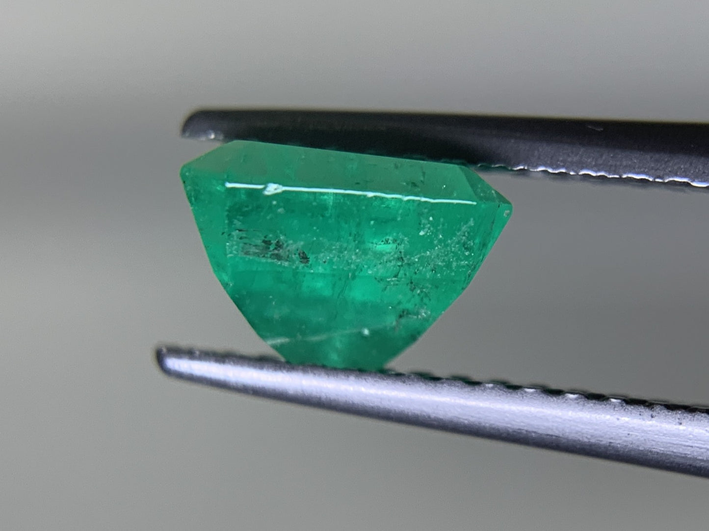 エメラルド  1.399ct  中央宝石ソーティング付き  6.87㎜×6.59㎜×4.73㎜  ルース（ 裸石 ） 3557Y
