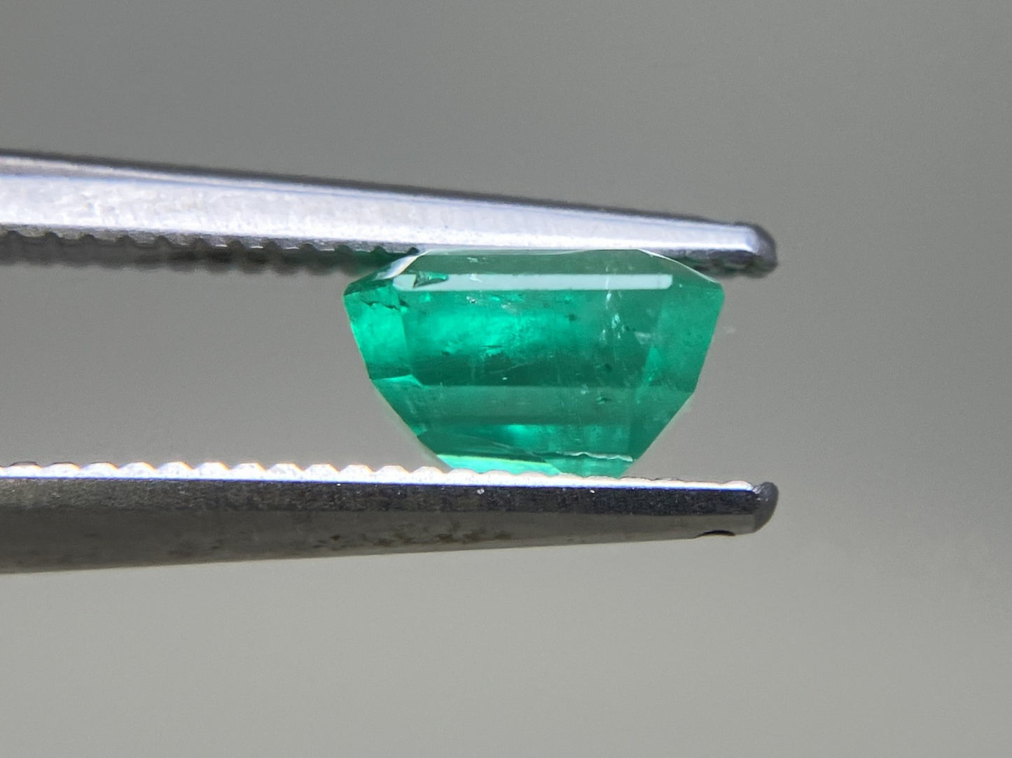 エメラルド 1.139ct 中央宝石ソーティング付き  6.48㎜×5.77㎜×3.98㎜  ルース（ 裸石 ） 4105YY