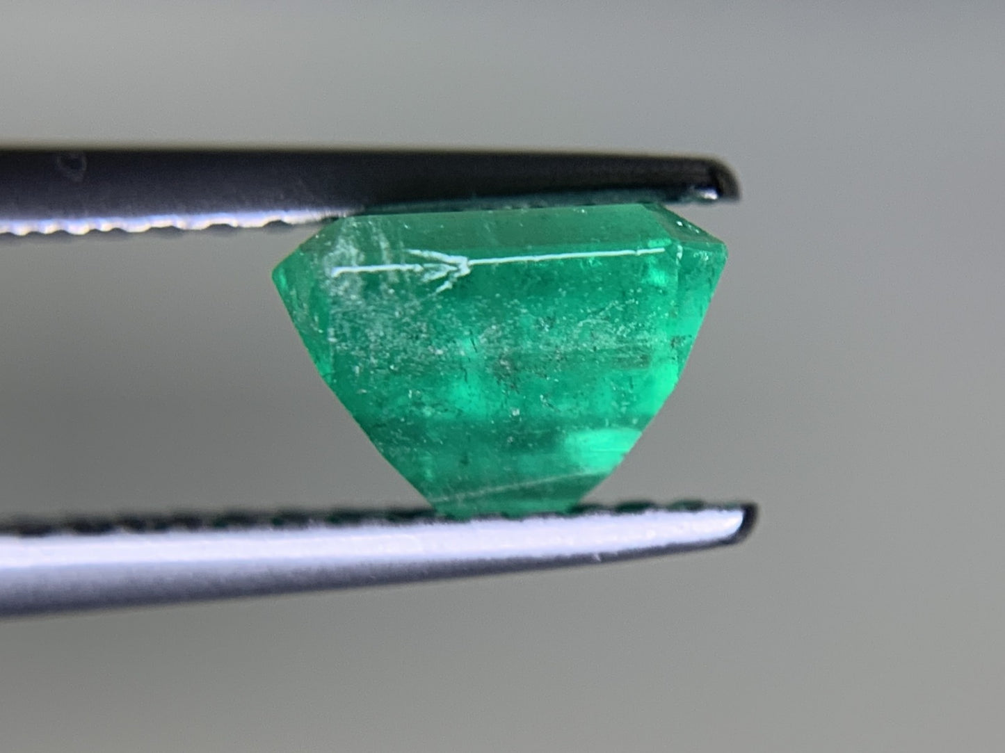 エメラルド  1.399ct  中央宝石ソーティング付き  6.87㎜×6.59㎜×4.73㎜  ルース（ 裸石 ） 3557Y