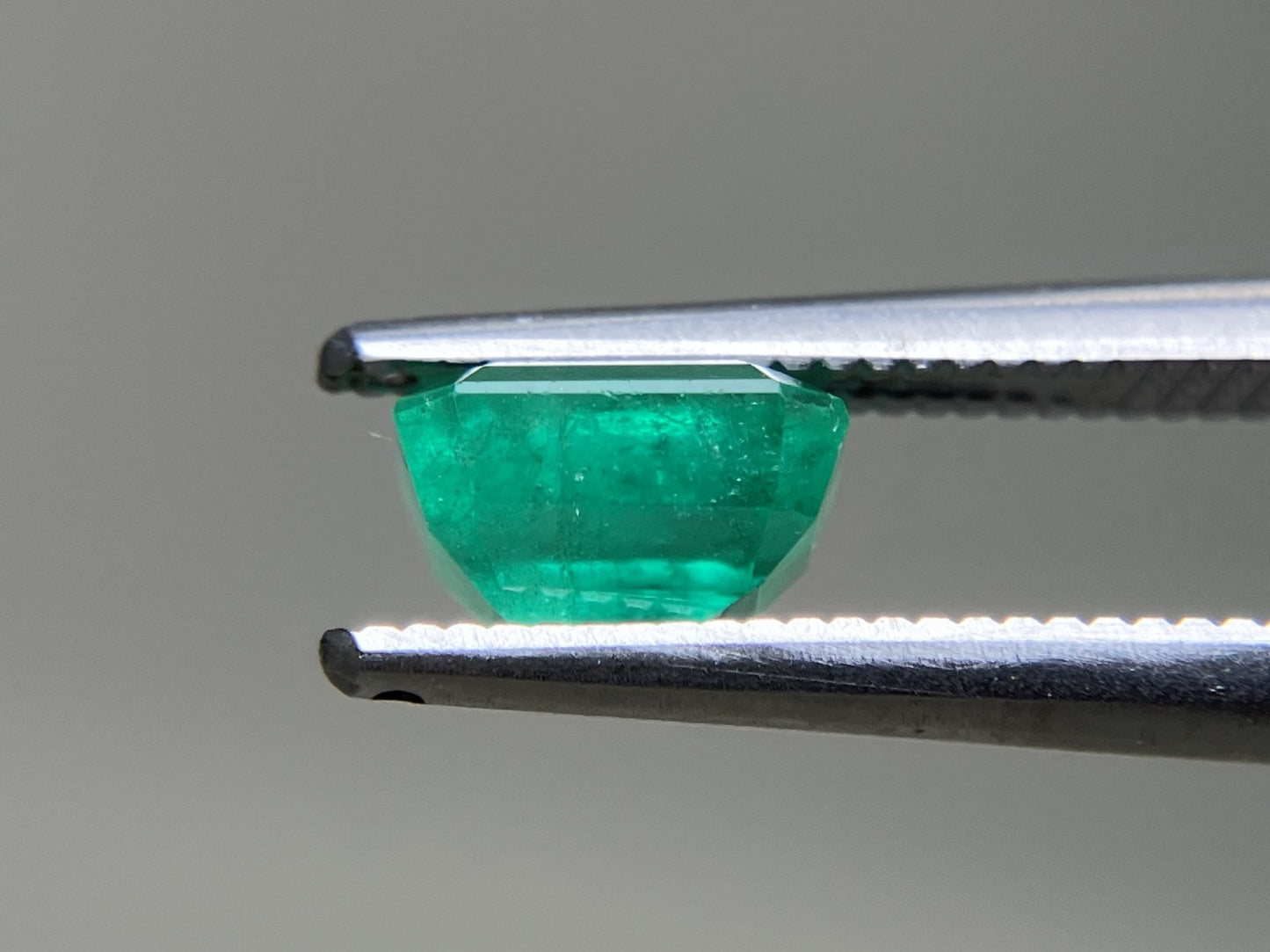 エメラルド 1.139ct 中央宝石ソーティング付き  6.48㎜×5.77㎜×3.98㎜  ルース（ 裸石 ） 4105YY
