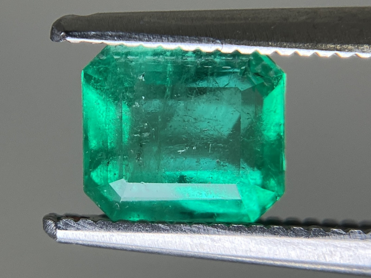 エメラルド 1.139ct 中央宝石ソーティング付き  6.48㎜×5.77㎜×3.98㎜  ルース（ 裸石 ） 4105YY