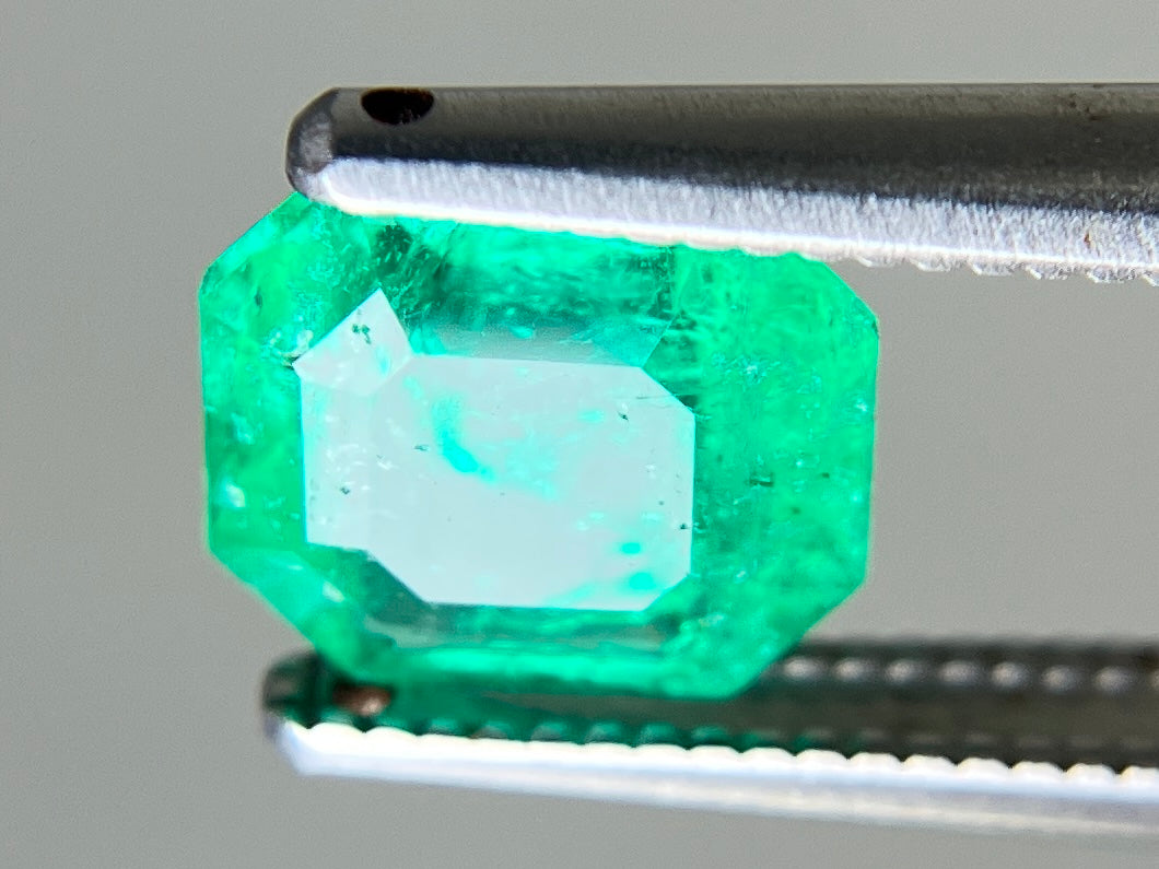 エメラルド 天然 1.294ct 宝石ソーティング付き 7.2㎜×6.7㎜×3.8㎜ ルース（ 裸石 ） 7154YY