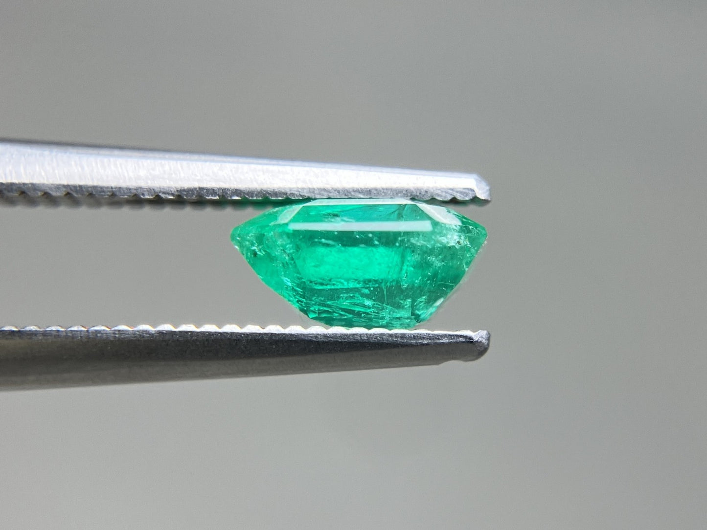 エメラルド 天然 1.294ct 宝石ソーティング付き 7.2㎜×6.7㎜×3.8㎜ ルース（ 裸石 ） 7154YY