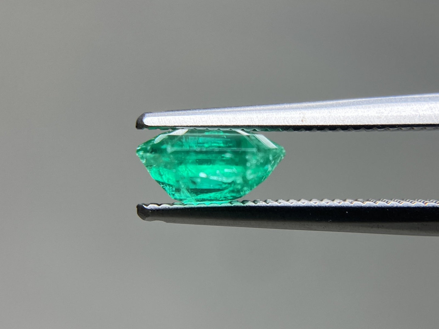 エメラルド 天然 1.294ct 宝石ソーティング付き 7.2㎜×6.7㎜×3.8㎜ ルース（ 裸石 ） 7154YY