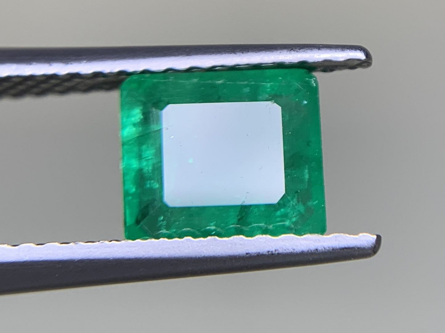 エメラルド  1.459ct  中央宝石ソーティング付き  7.14㎜×6.34㎜×3.56㎜  ルース（ 裸石 ） 3355Y