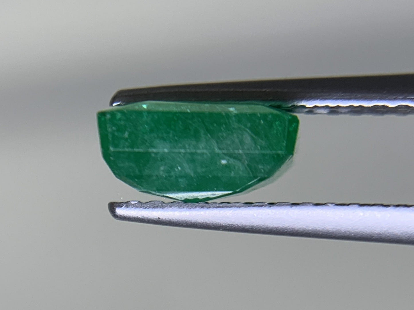 エメラルド  1.459ct  中央宝石ソーティング付き  7.14㎜×6.34㎜×3.56㎜  ルース（ 裸石 ） 3355Y