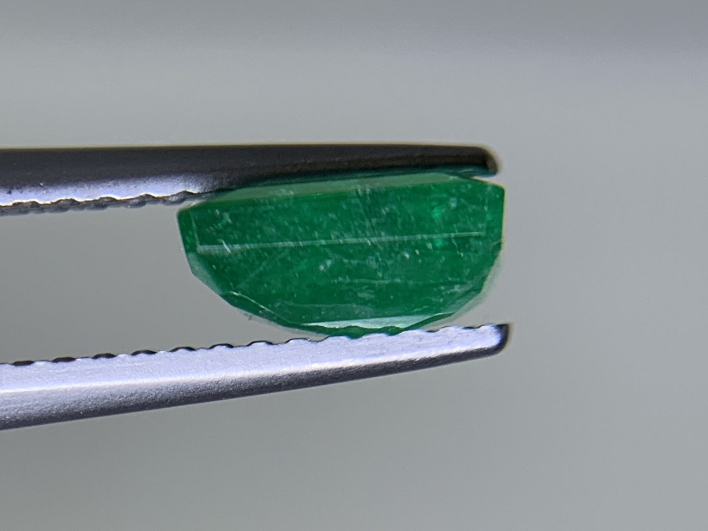 エメラルド  1.459ct  中央宝石ソーティング付き  7.14㎜×6.34㎜×3.56㎜  ルース（ 裸石 ） 3355Y