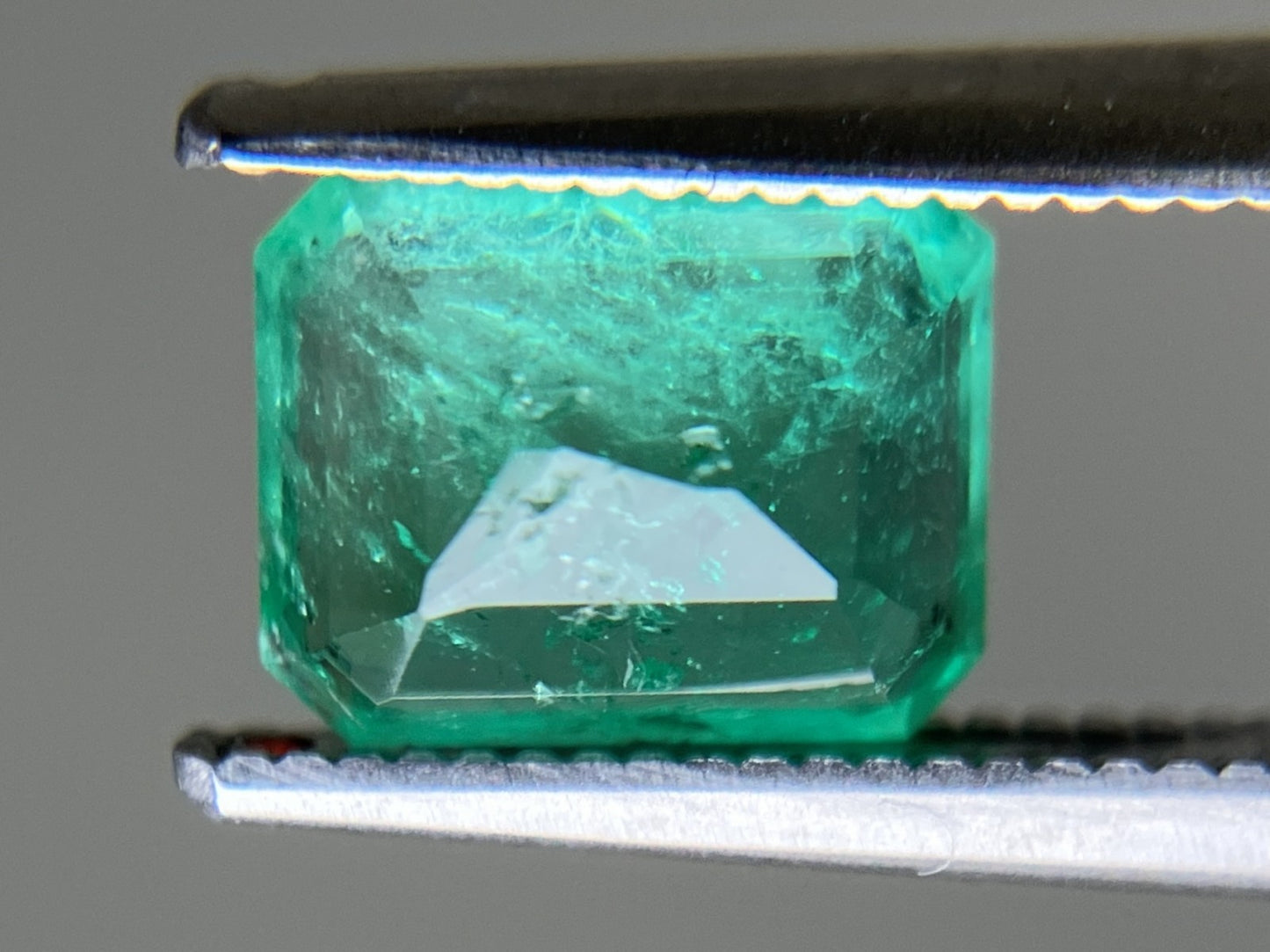 エメラルド 1.421ct 中央宝石ソーティング付き  7.69㎜×6.15㎜×4.17㎜  ルース（ 裸石 ） 4112YY