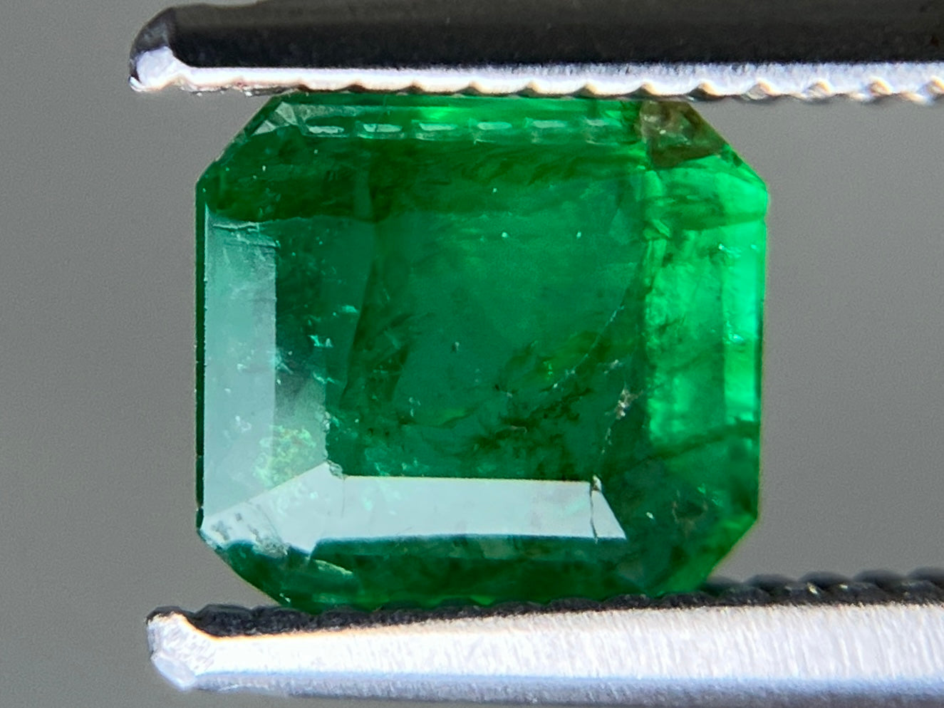 エメラルド 天然 0.718ct 宝石ソーティング付き 5.9㎜×5.4㎜×2.7㎜ ルース（ 裸石 ） 7149YY