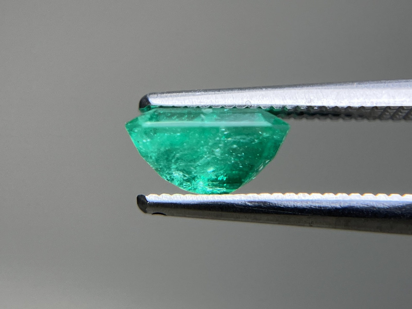 エメラルド 1.421ct 中央宝石ソーティング付き  7.69㎜×6.15㎜×4.17㎜  ルース（ 裸石 ） 4112YY