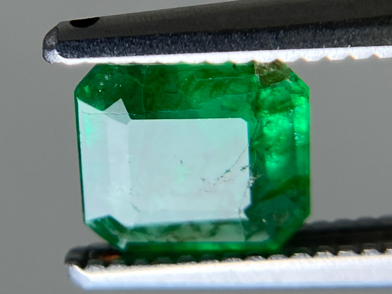 エメラルド 天然 0.718ct 宝石ソーティング付き 5.9㎜×5.4㎜×2.7㎜ ルース（ 裸石 ） 7149YY