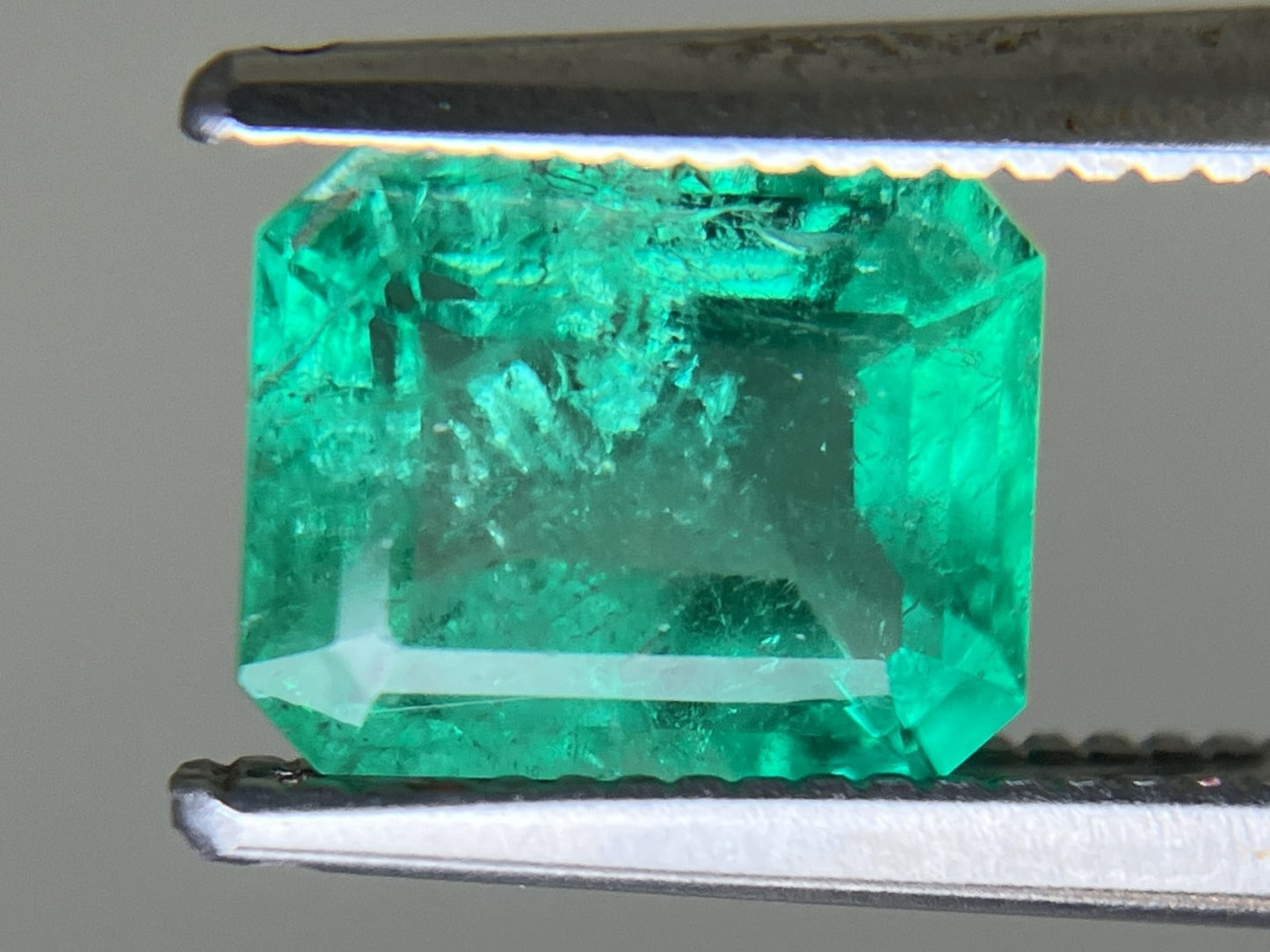 エメラルド 1.421ct 中央宝石ソーティング付き  7.69㎜×6.15㎜×4.17㎜  ルース（ 裸石 ） 4112YY