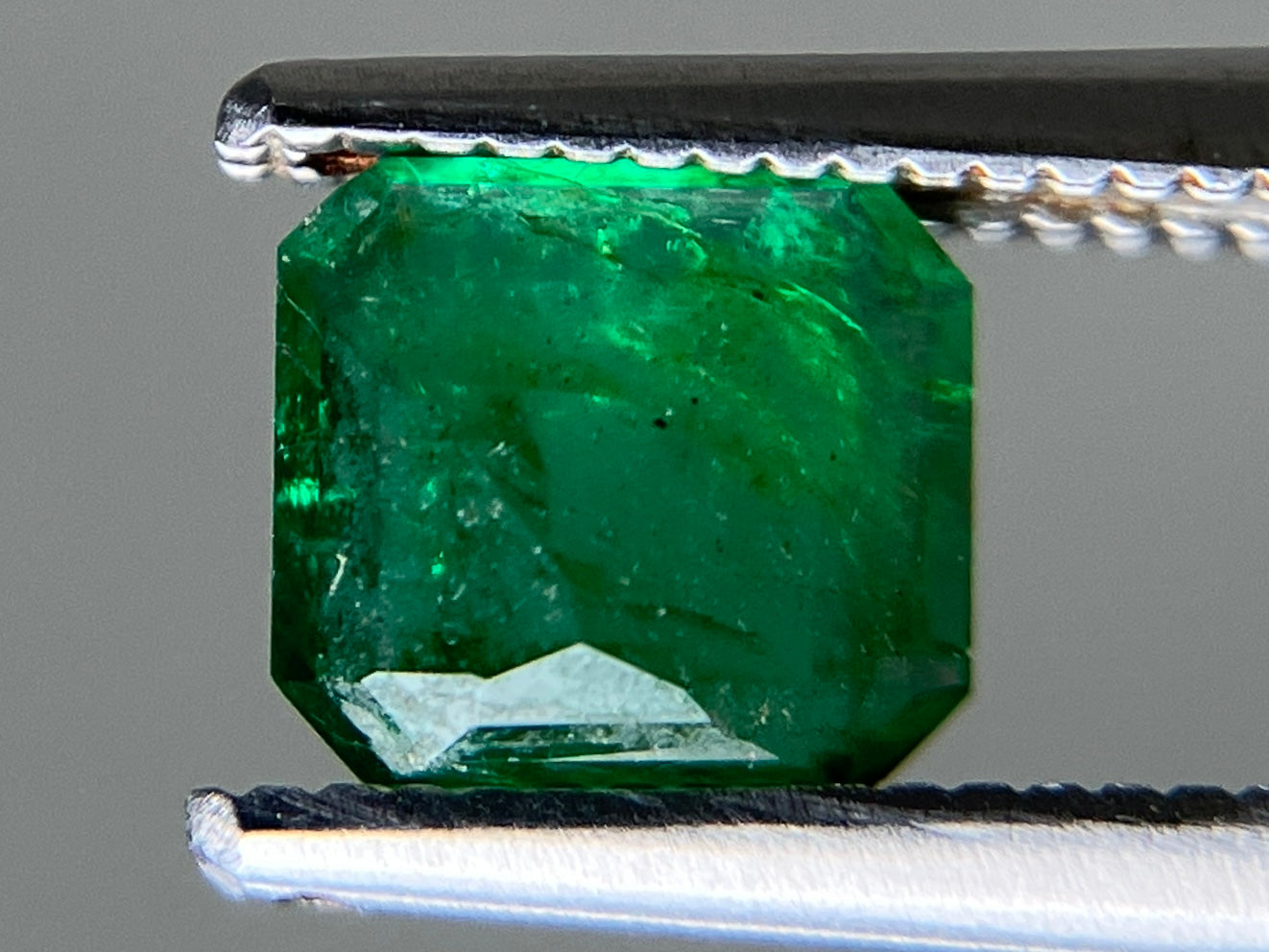 エメラルド 天然 0.718ct 宝石ソーティング付き 5.9㎜×5.4㎜×2.7㎜ ルース（ 裸石 ） 7149YY