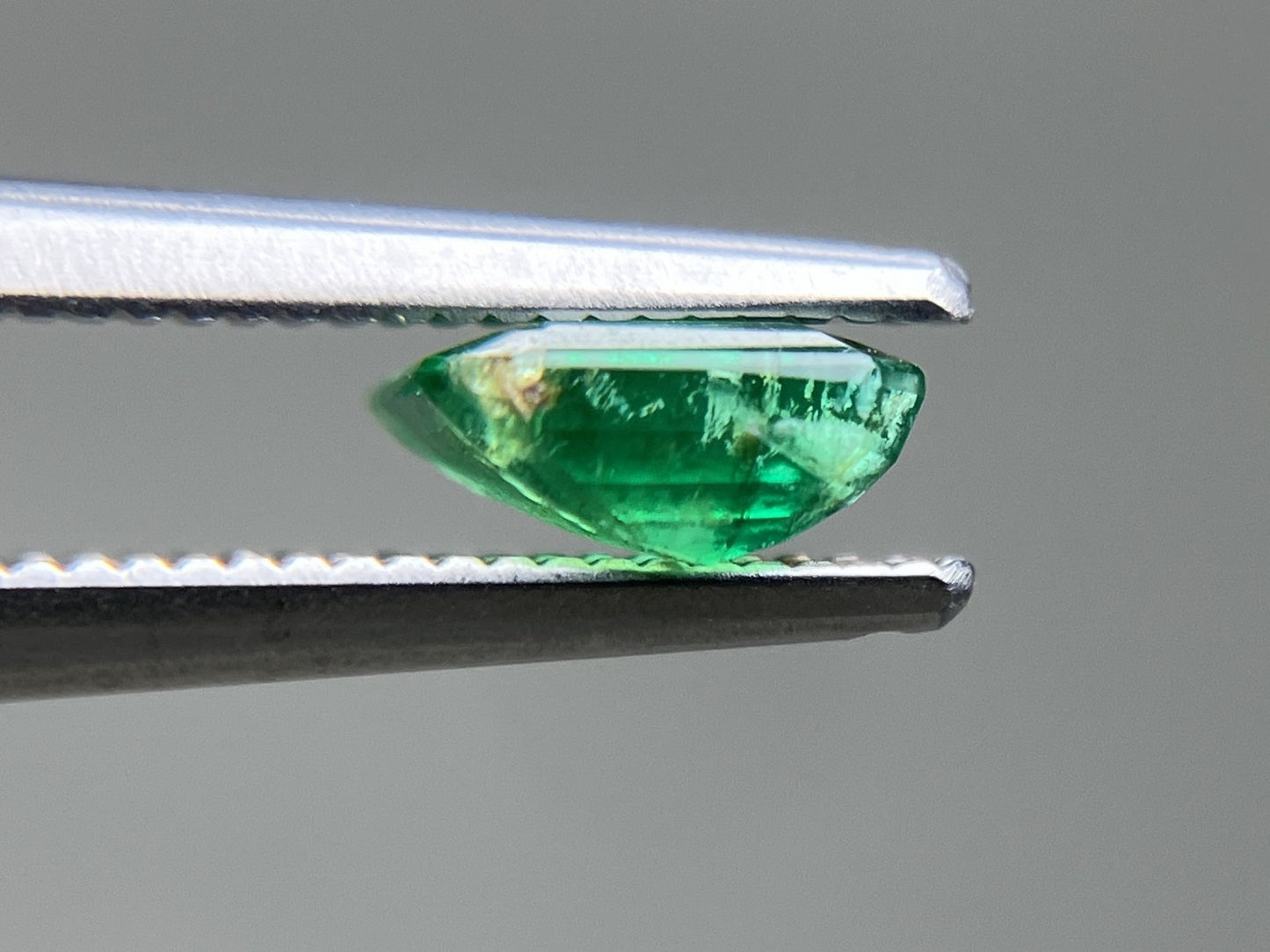 エメラルド 天然 0.718ct 宝石ソーティング付き 5.9㎜×5.4㎜×2.7㎜ ルース（ 裸石 ） 7149YY