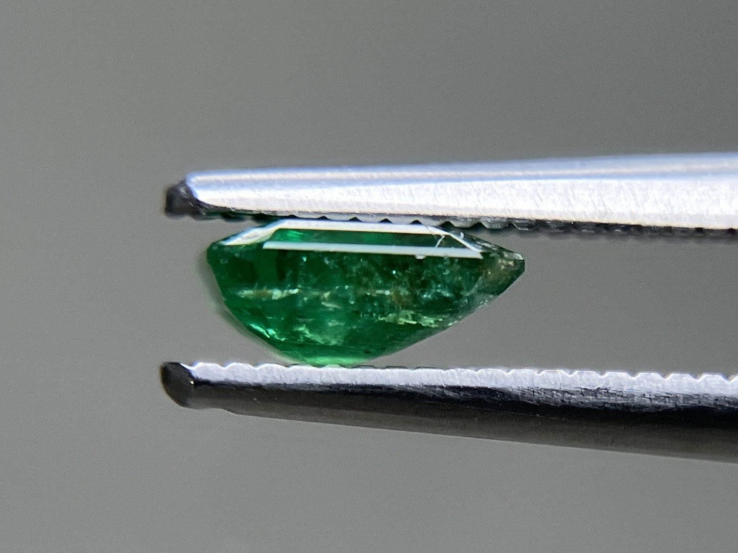 エメラルド 天然 0.718ct 宝石ソーティング付き 5.9㎜×5.4㎜×2.7㎜ ルース（ 裸石 ） 7149YY