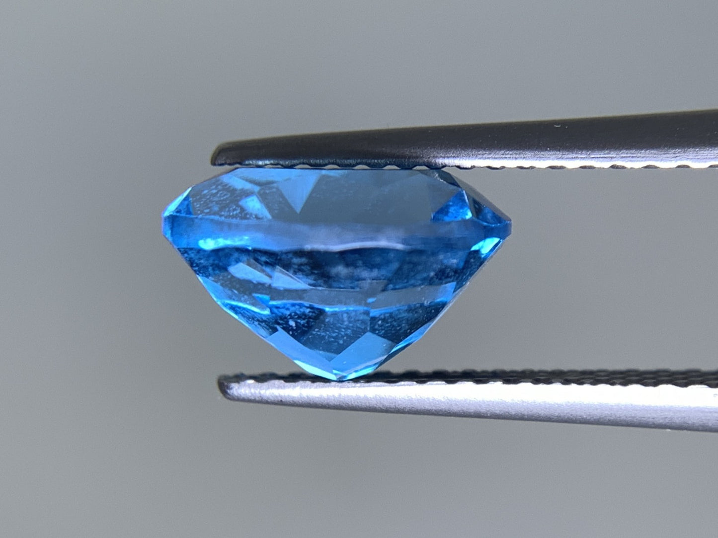 ブルートパーズ 3.624ct  宝石ソーティング付き  10.0㎜×7.9㎜×6.0㎜  天然 ルース（ 裸石 ） 5041Y