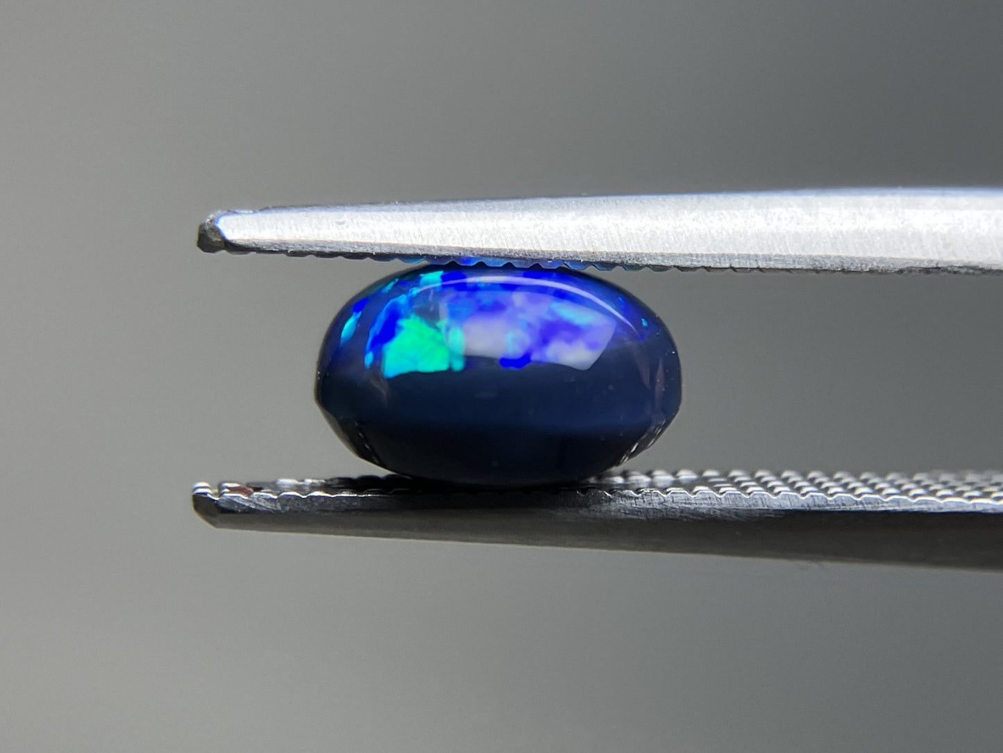 ブラックオパール 1.669ct 中央宝石ソーティング付き  8.1㎜×7.0㎜×4.9㎜  ルース（ 裸石 ） 4130YY