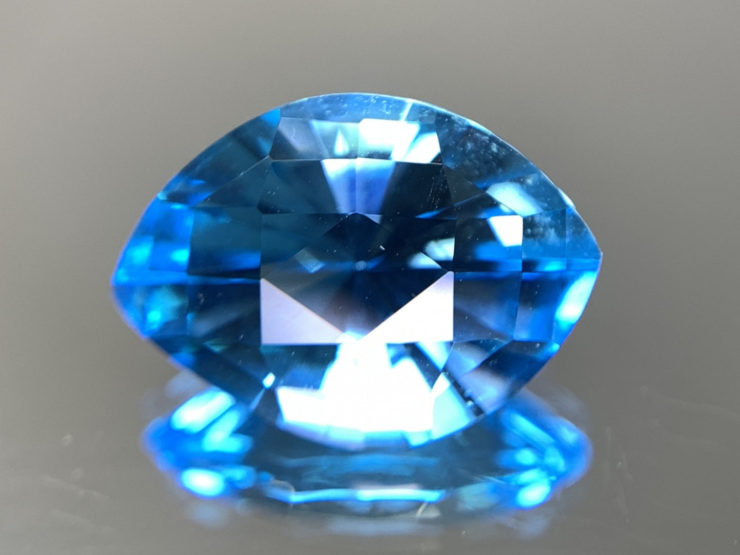 ブルートパーズ 8.813ct  宝石ソーティング付き  16.1㎜×11.5㎜×8.2㎜  天然 ルース（ 裸石 ） 4985Y