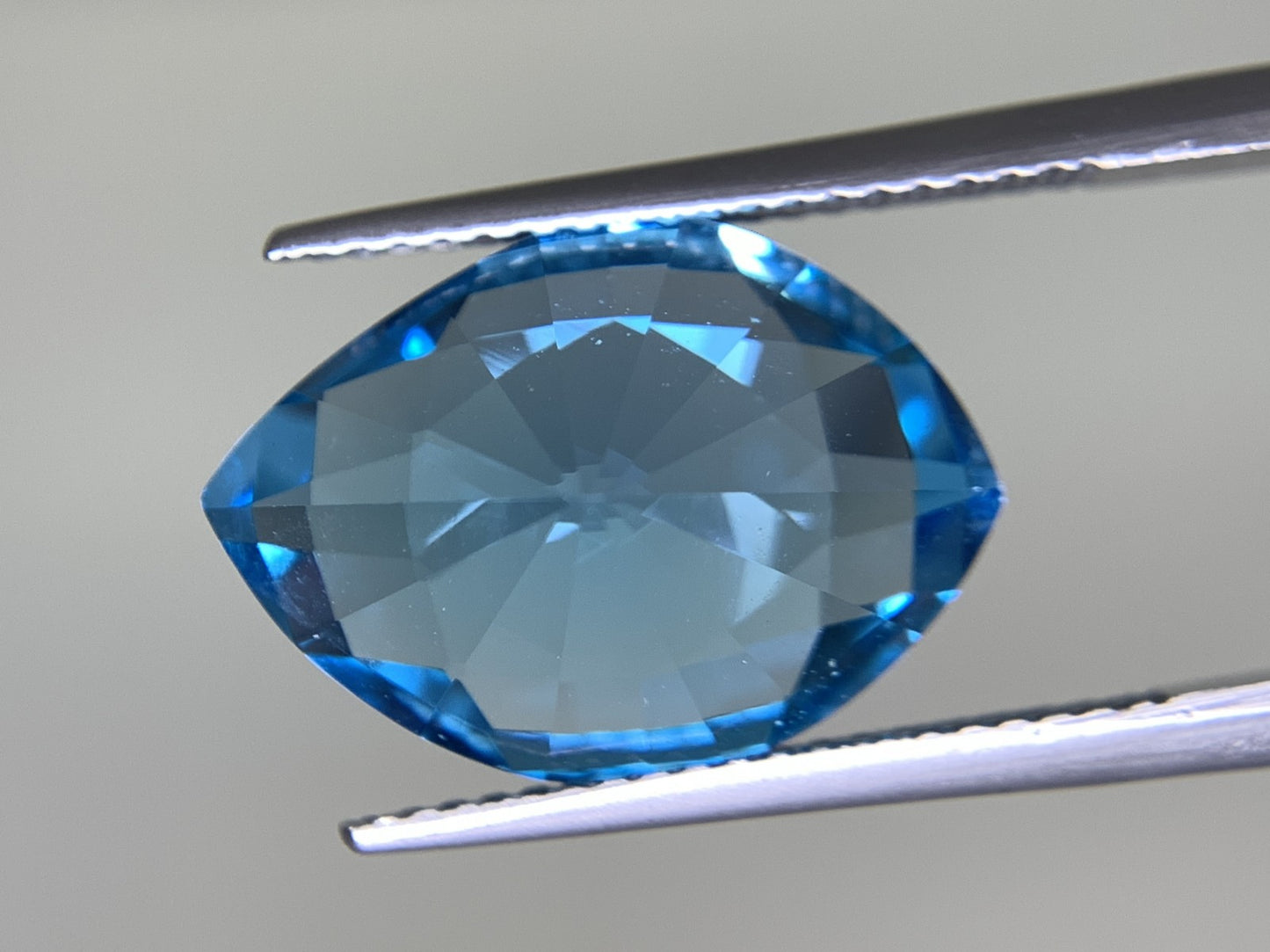 ブルートパーズ 8.813ct  宝石ソーティング付き  16.1㎜×11.5㎜×8.2㎜  天然 ルース（ 裸石 ） 4985Y