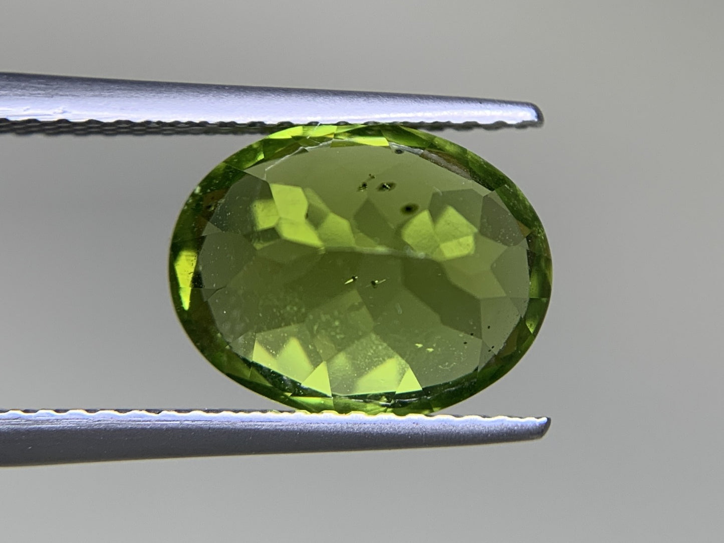 ペリドット 4.527ct  宝石ソーティング付き  11.3㎜×8.8㎜×6.5㎜  ルース（ 裸石 ） 4357Y