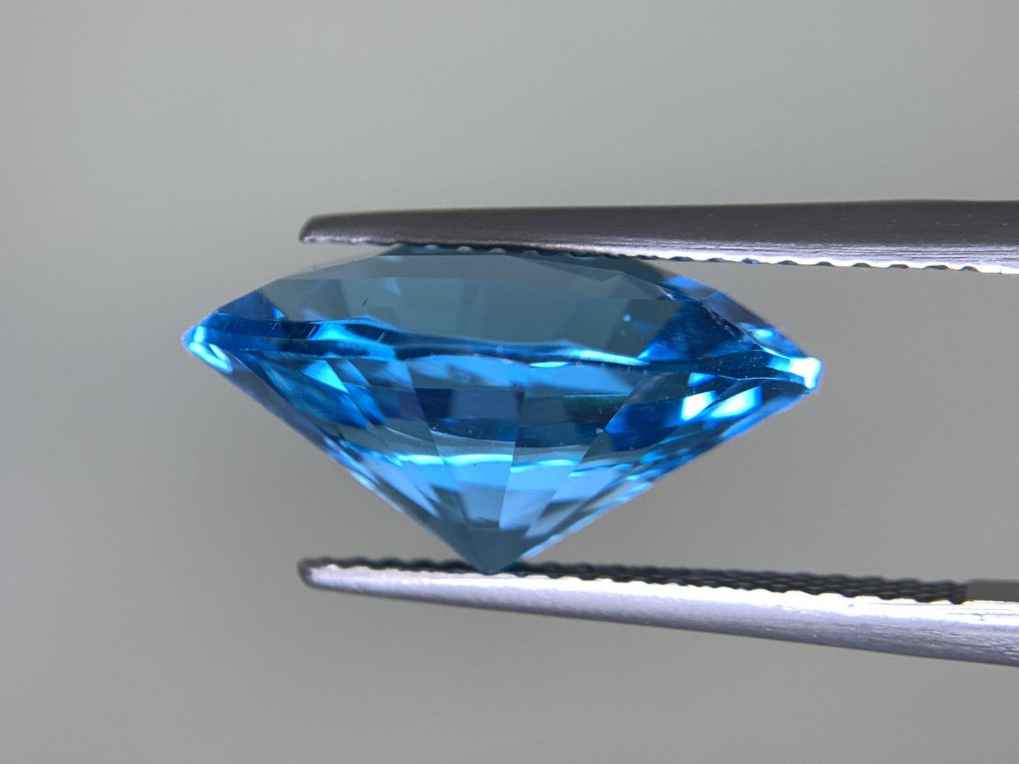 ブルートパーズ 8.813ct  宝石ソーティング付き  16.1㎜×11.5㎜×8.2㎜  天然 ルース（ 裸石 ） 4985Y