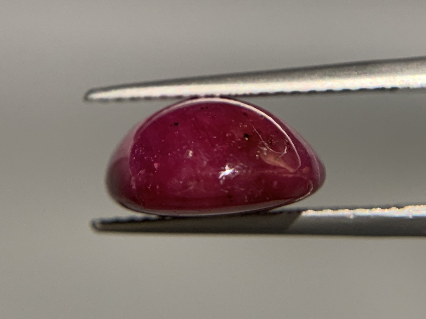 スタールビー 12.409ct 宝石ソーティング付き  14.8㎜×11.8㎜×6.3㎜  ルース（ 裸石 ） 3690Y