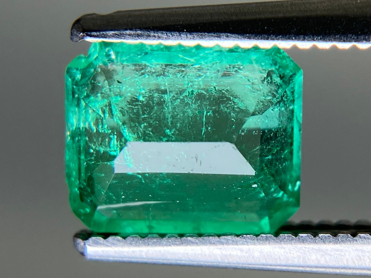エメラルド 天然 1.084ct 中央宝石ソーティング付き 7.52㎜×6.24㎜×3.14㎜ ルース（ 裸石 ） 7226YY