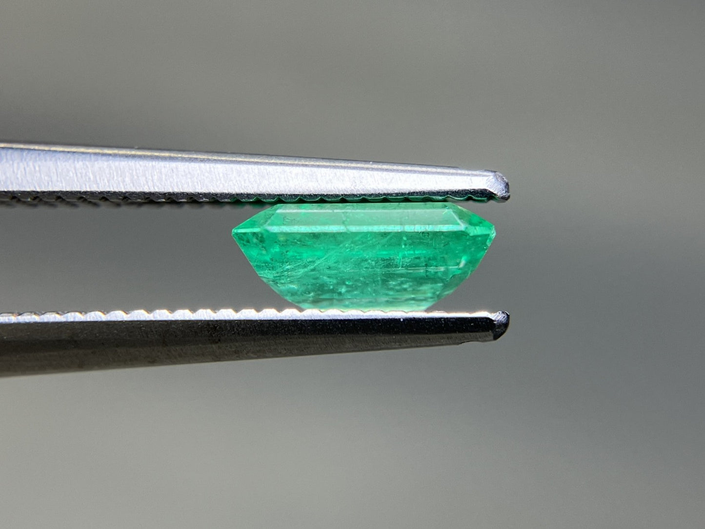 エメラルド 天然 1.084ct 中央宝石ソーティング付き 7.52㎜×6.24㎜×3.14㎜ ルース（ 裸石 ） 7226YY
