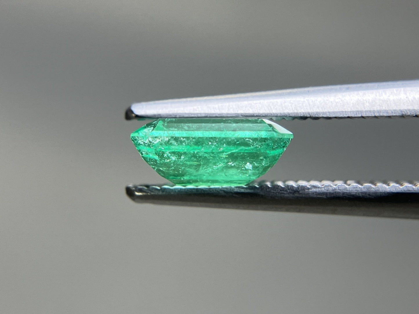 エメラルド 天然 1.084ct 中央宝石ソーティング付き 7.52㎜×6.24㎜×3.14㎜ ルース（ 裸石 ） 7226YY