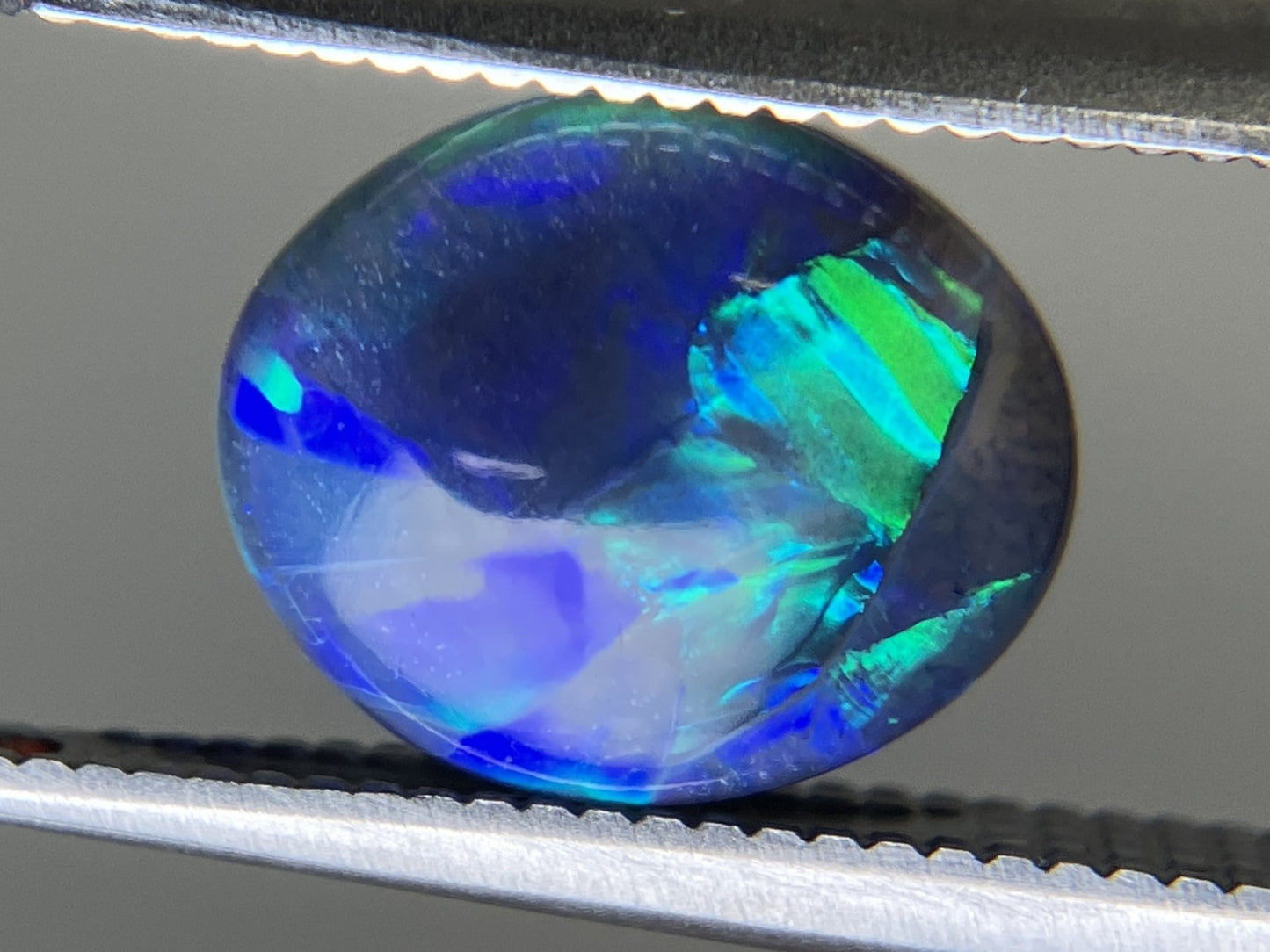 ブラックオパール 1.547ct 中央宝石ソーティング付き  9.2㎜×7.8㎜×3.4㎜  ルース（ 裸石 ） 4101YY