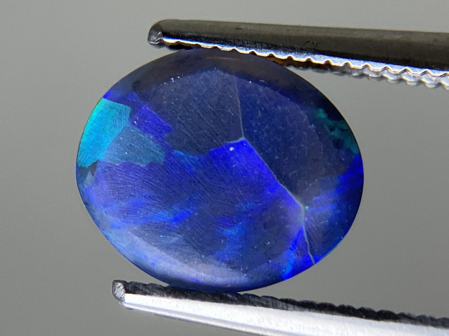 ブラックオパール 1.547ct 中央宝石ソーティング付き  9.2㎜×7.8㎜×3.4㎜  ルース（ 裸石 ） 4101YY