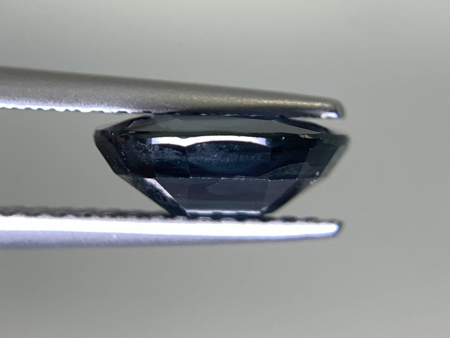 サファイア 2.277ct 宝石ソーティング付き  9.1㎜×6.9㎜×3.7㎜  ルース（ 裸石 ） 2093Y