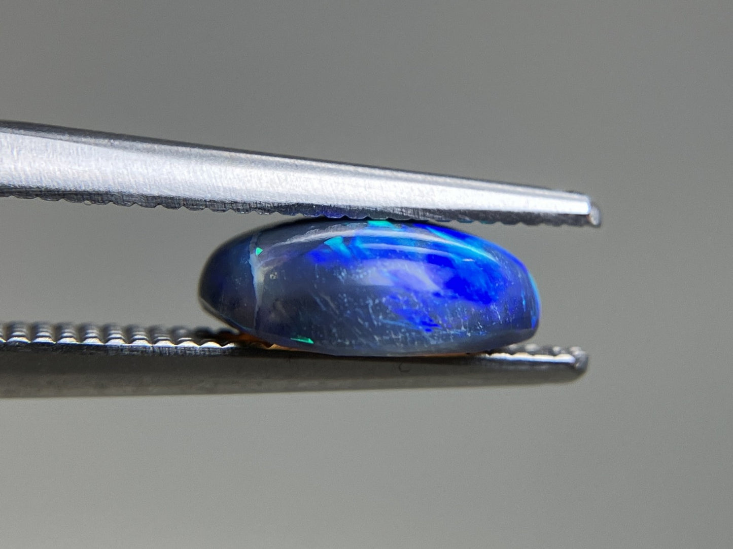 ブラックオパール 1.547ct 中央宝石ソーティング付き  9.2㎜×7.8㎜×3.4㎜  ルース（ 裸石 ） 4101YY
