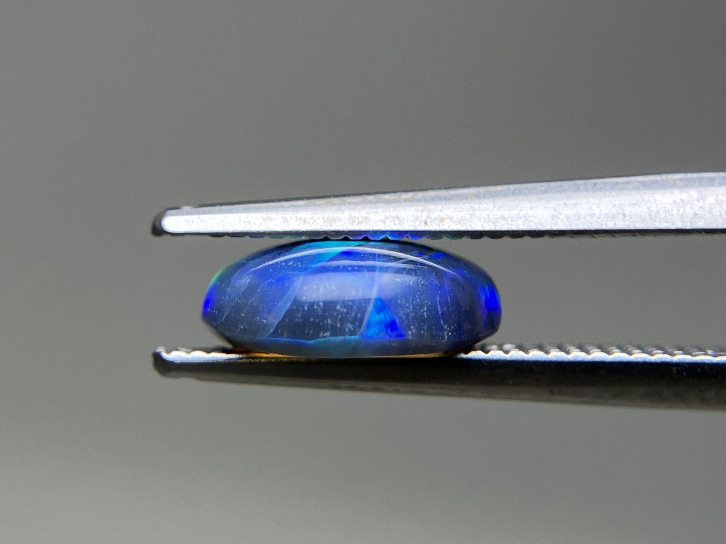 ブラックオパール 1.547ct 中央宝石ソーティング付き  9.2㎜×7.8㎜×3.4㎜  ルース（ 裸石 ） 4101YY