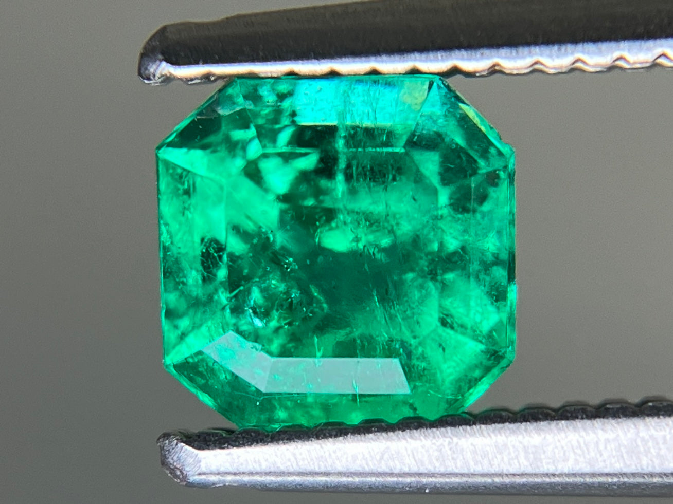 エメラルド 天然 0.733ct 中央宝石ソーティング付き 5.36㎜×5.28㎜×4.09㎜ ルース（ 裸石 ） 7254YY