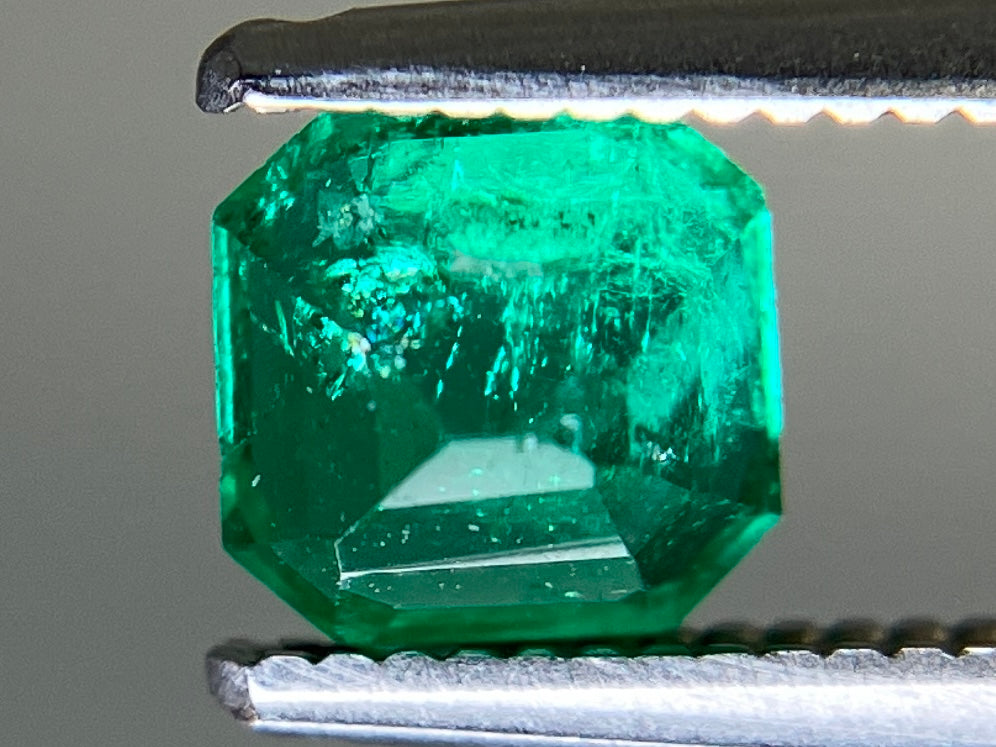 エメラルド 天然 0.733ct 中央宝石ソーティング付き 5.36㎜×5.28㎜×4.09㎜ ルース（ 裸石 ） 7254YY