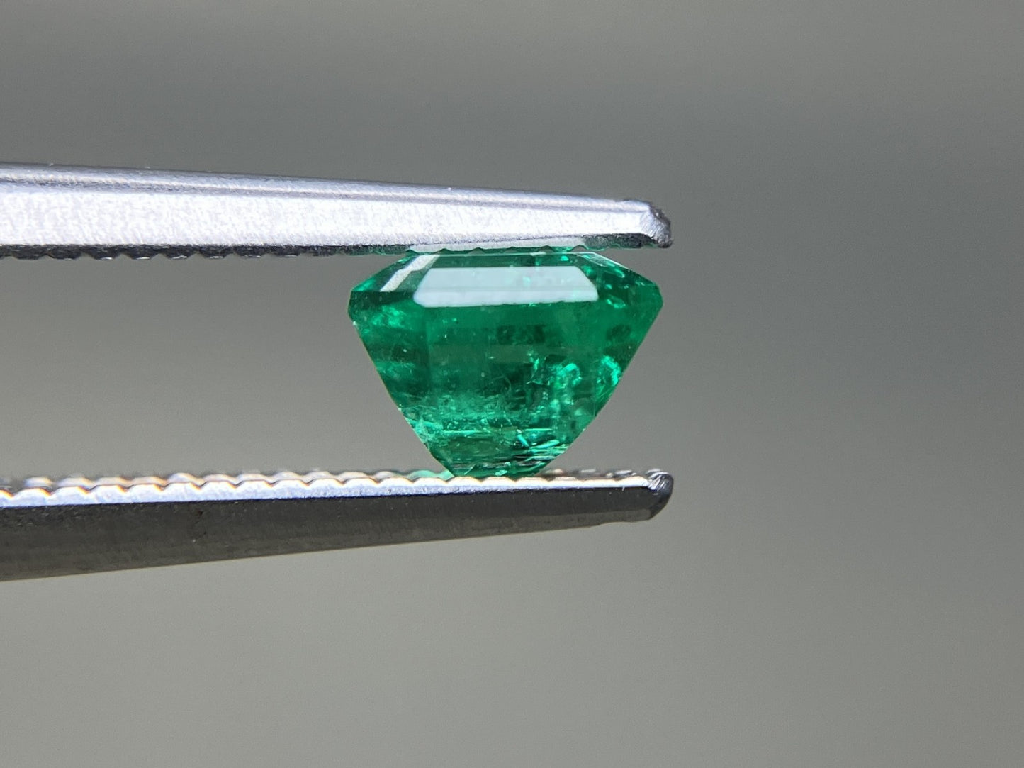 エメラルド 天然 0.733ct 中央宝石ソーティング付き 5.36㎜×5.28㎜×4.09㎜ ルース（ 裸石 ） 7254YY