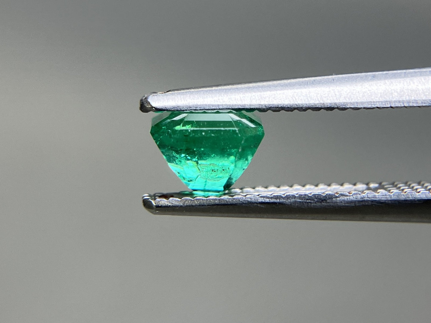エメラルド 天然 0.733ct 中央宝石ソーティング付き 5.36㎜×5.28㎜×4.09㎜ ルース（ 裸石 ） 7254YY
