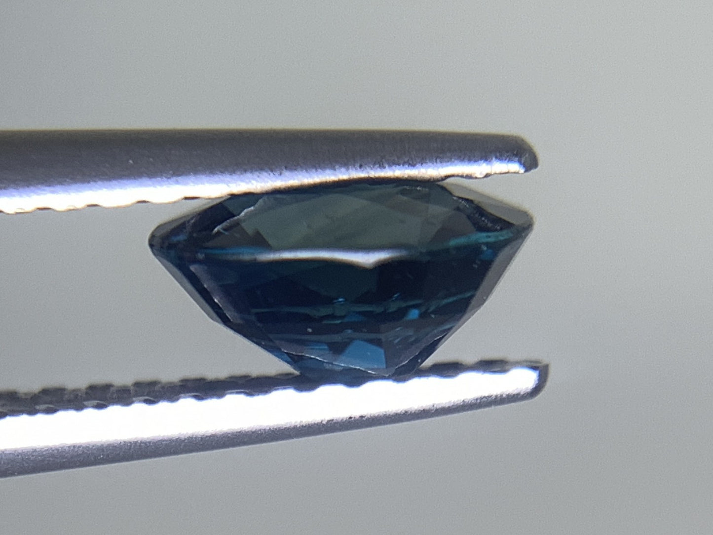 サファイア 天然  1.288ct  中央宝石ソーティング付き  6.94㎜×5.98㎜×3.76㎜  ルース（ 裸石 ） 5656Y