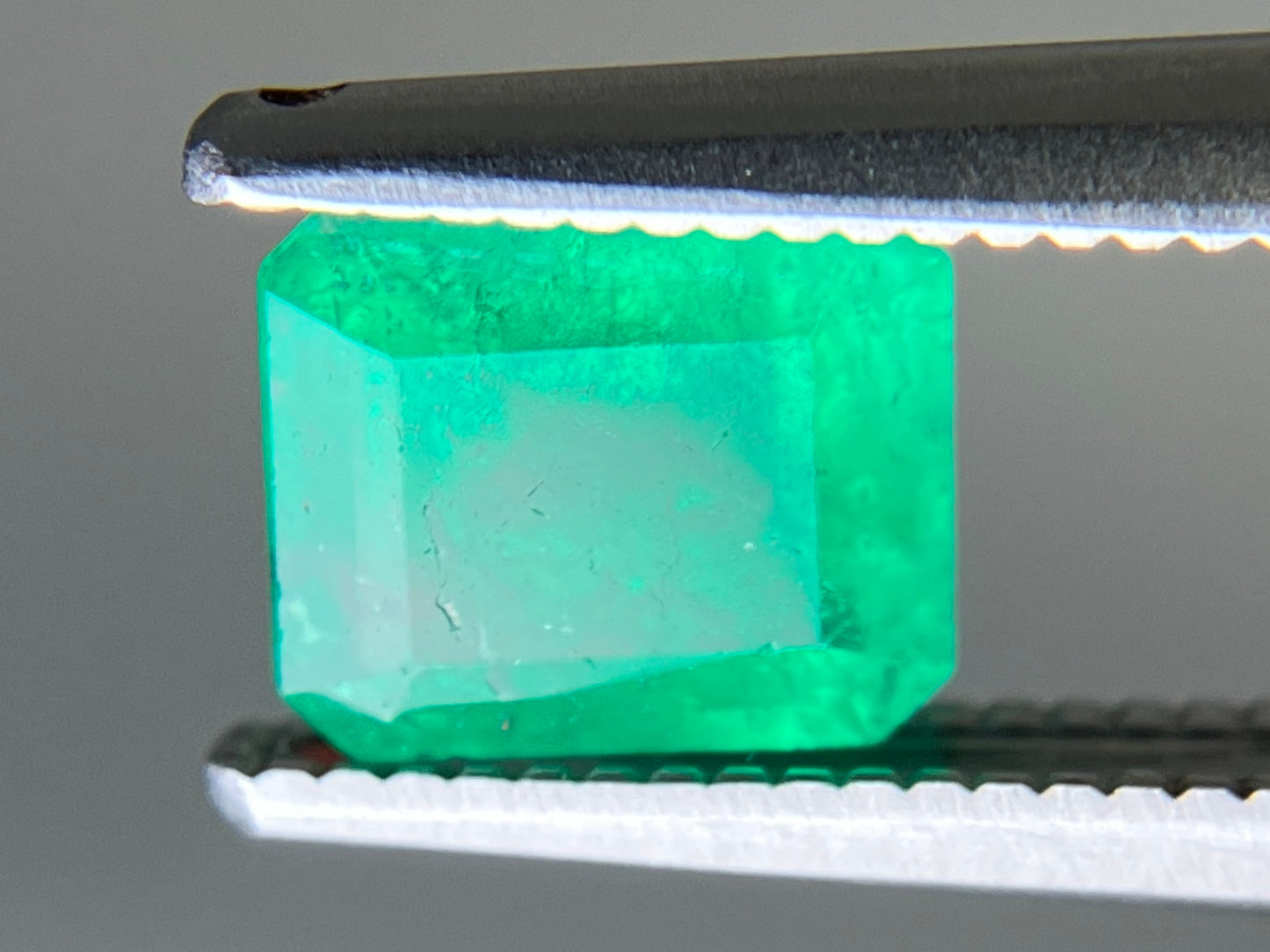 エメラルド 天然 0.998ct 中央宝石ソーティング付き 6.30㎜×5.45㎜×4.27㎜ ルース（ 裸石 ） 7247YY