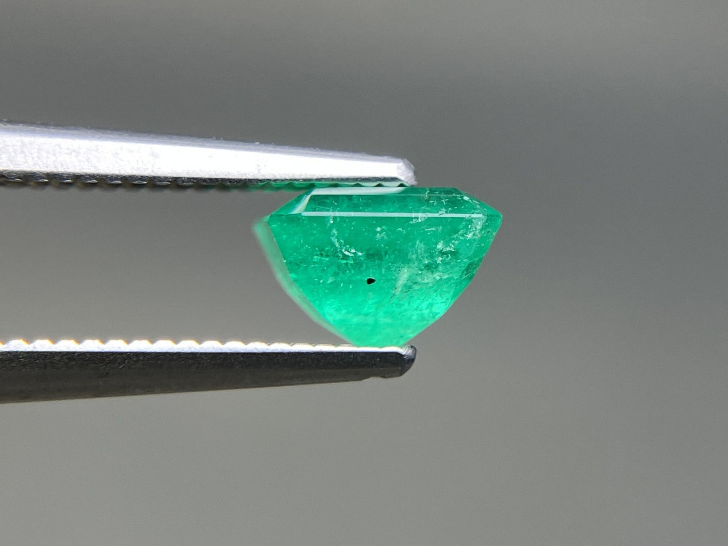 エメラルド 天然 0.998ct 中央宝石ソーティング付き 6.30㎜×5.45㎜×4.27㎜ ルース（ 裸石 ） 7247YY