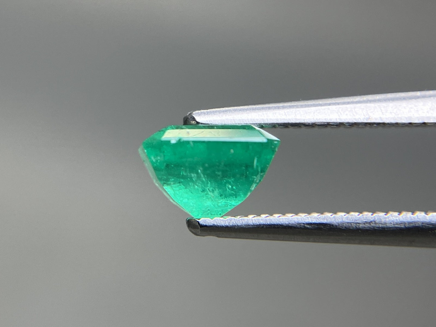 エメラルド 天然 0.998ct 中央宝石ソーティング付き 6.30㎜×5.45㎜×4.27㎜ ルース（ 裸石 ） 7247YY