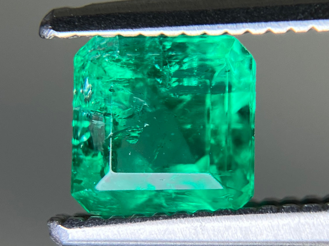エメラルド 天然 0.737ct 中央宝石ソーティング付き 5.21㎜×5.14㎜×3.96㎜ ルース（ 裸石 ） 7257YY