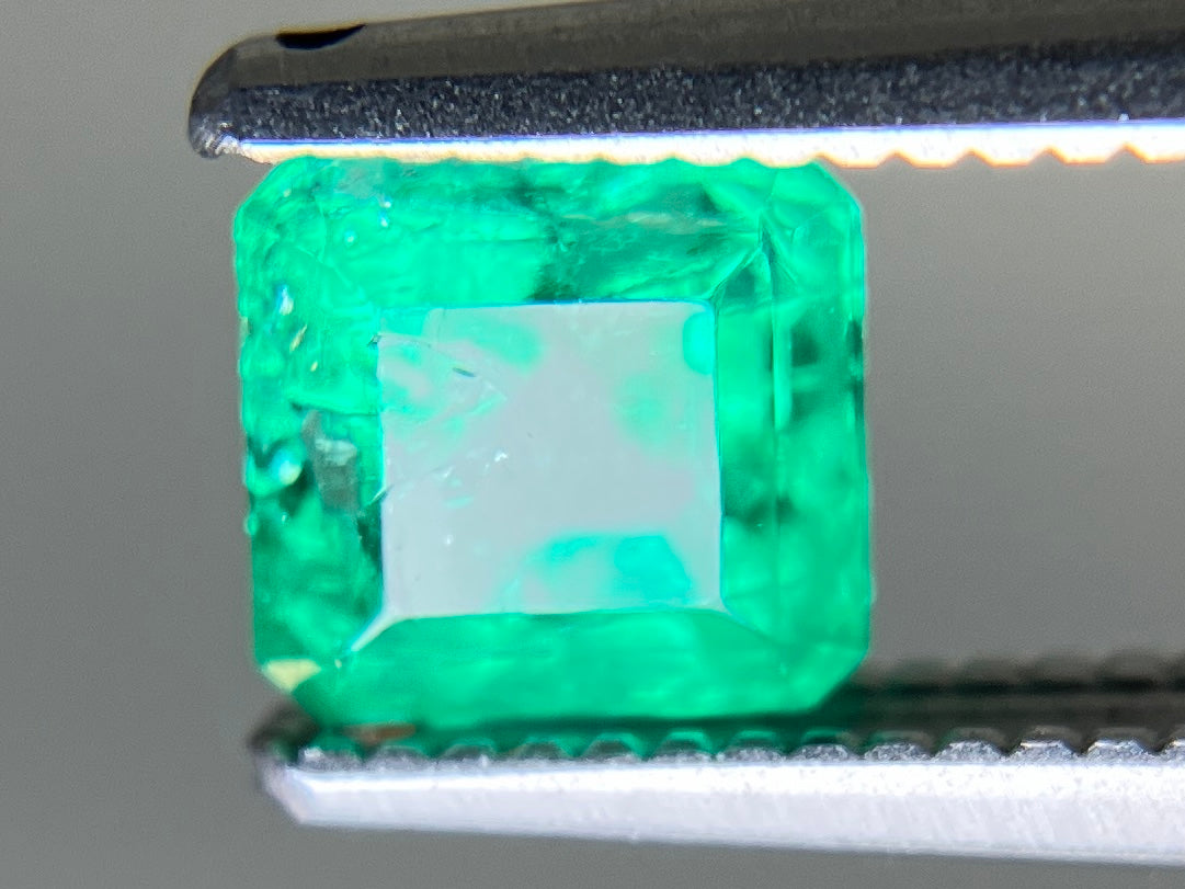 エメラルド 天然 0.737ct 中央宝石ソーティング付き 5.21㎜×5.14㎜×3.96㎜ ルース（ 裸石 ） 7257YY