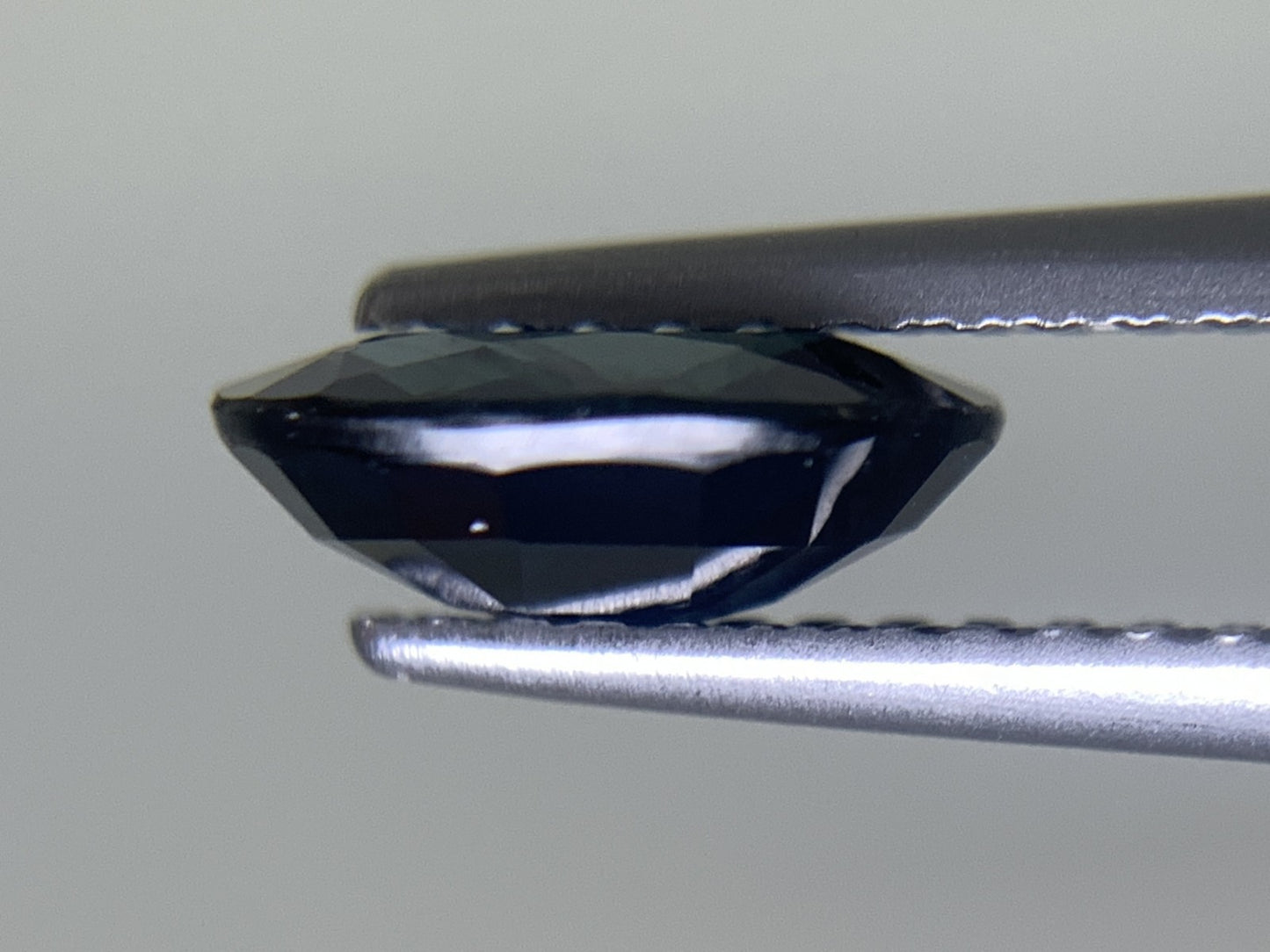サファイア 天然  1.491ct  中央宝石ソーティング付き  8.19㎜×6.28㎜×3.12㎜  ルース（ 裸石 ） 5679Y