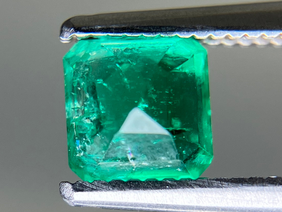 エメラルド 天然 0.737ct 中央宝石ソーティング付き 5.21㎜×5.14㎜×3.96㎜ ルース（ 裸石 ） 7257YY