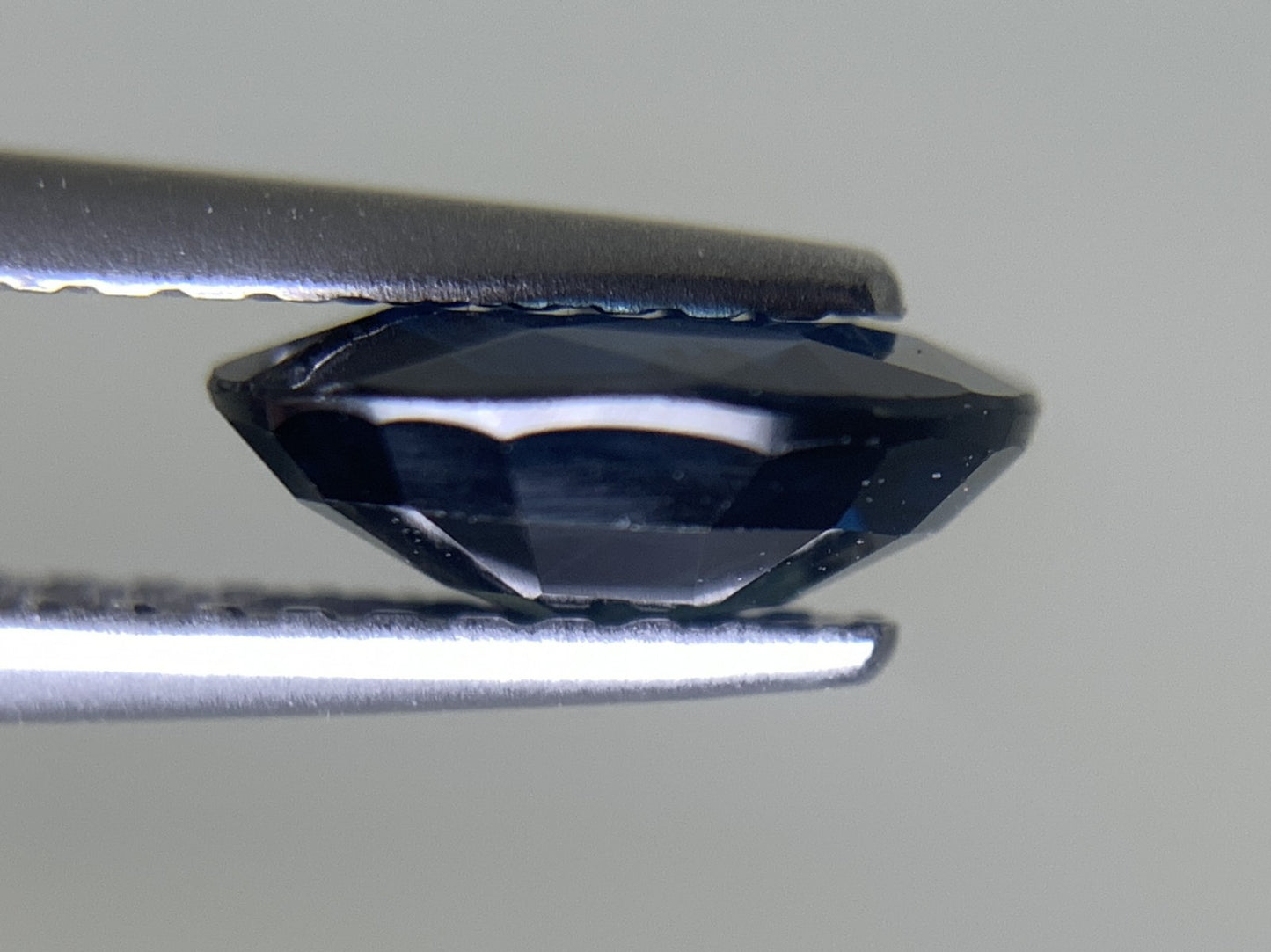 サファイア 天然  1.491ct  中央宝石ソーティング付き  8.19㎜×6.28㎜×3.12㎜  ルース（ 裸石 ） 5679Y