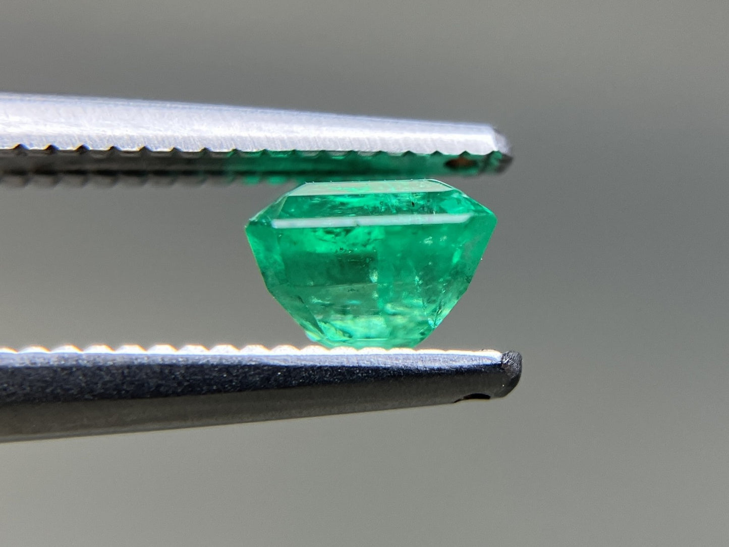 エメラルド 天然 0.737ct 中央宝石ソーティング付き 5.21㎜×5.14㎜×3.96㎜ ルース（ 裸石 ） 7257YY