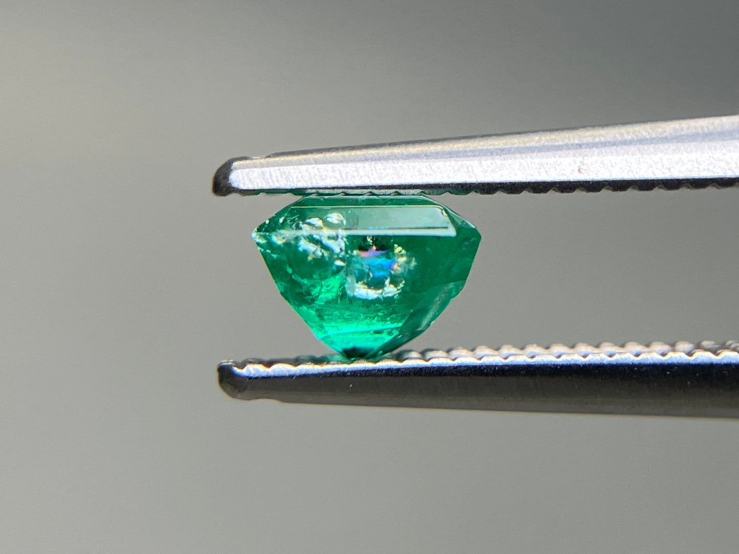 エメラルド 天然 0.737ct 中央宝石ソーティング付き 5.21㎜×5.14㎜×3.96㎜ ルース（ 裸石 ） 7257YY